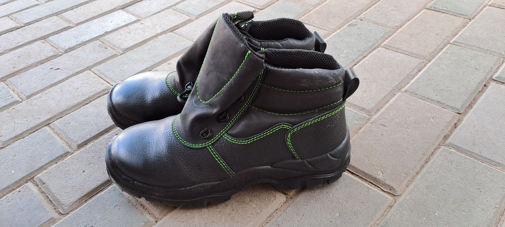 Продам ботинки новые