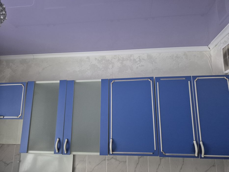 Кухонный шкаф в хорошем состоянии.