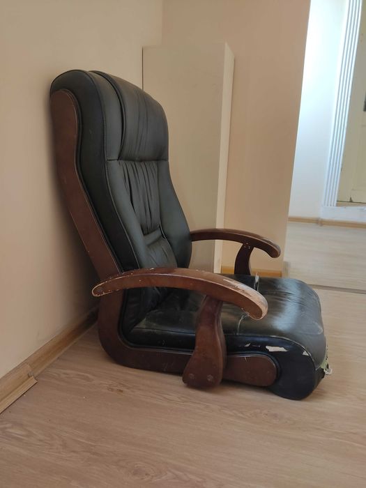Ofis kreslosi , restavratsiya yoki ehtiyot qismlar uchun / Arzonga!