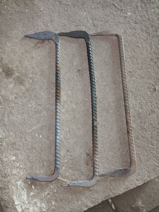 Подаются скобы для стропил и саморезы