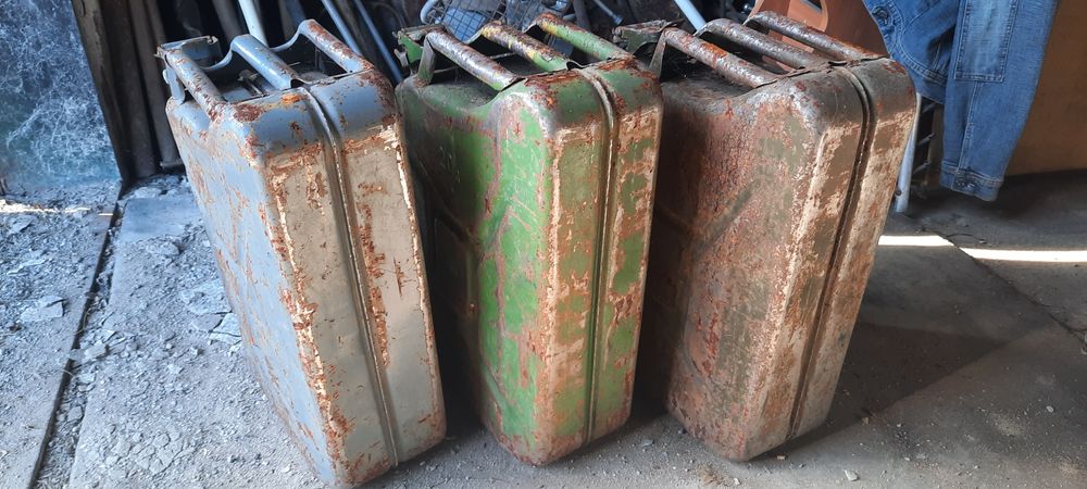 Железные канистры