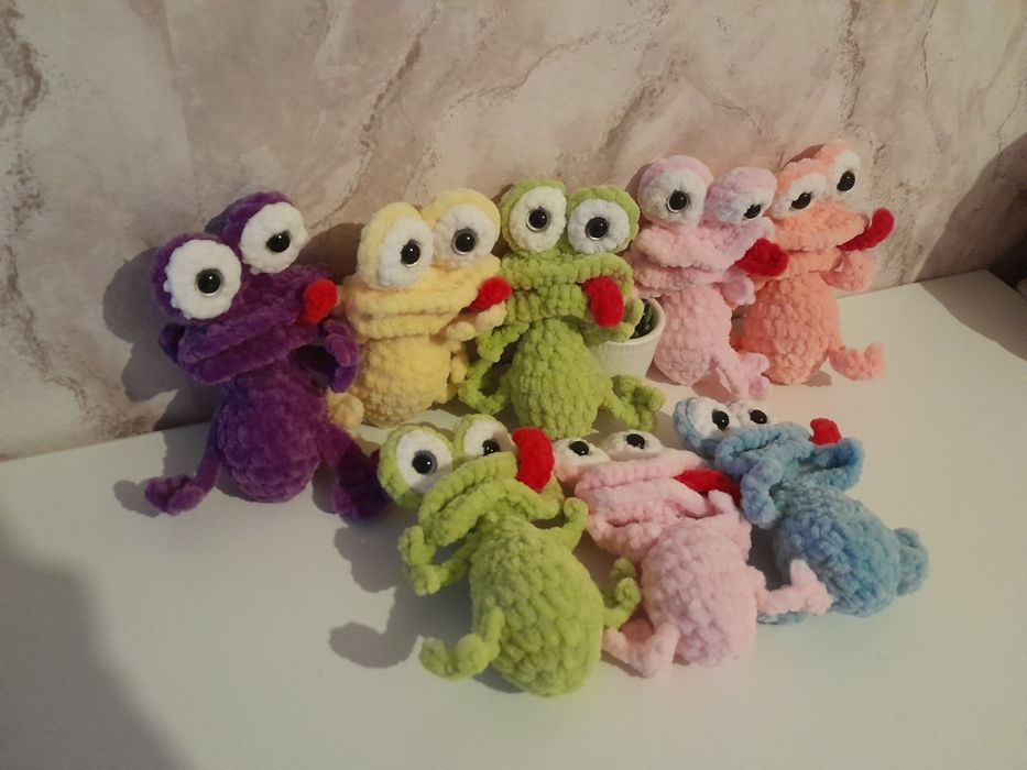 Плетени играчки жабки