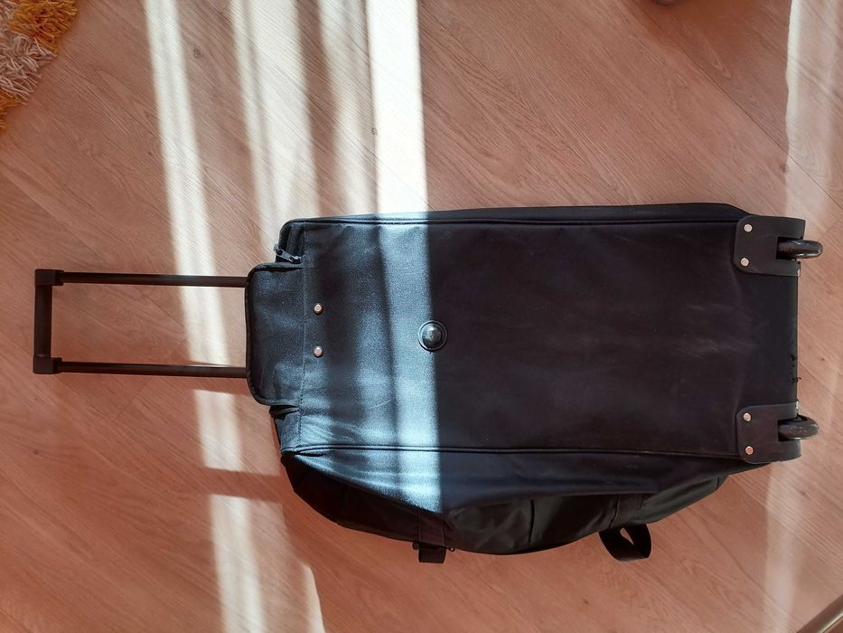 Пътна чанта с колела и дръжка