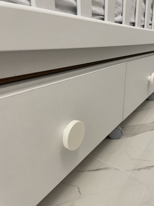 Бебешка кошара с чекмеджета, колела и падаща преграда. Включен матрак