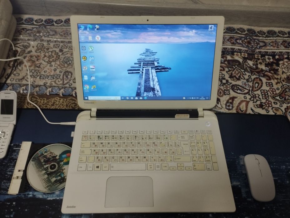 Assalom alekum Noutbok Sotiladi Komplekt Toshiba holati yaxwi