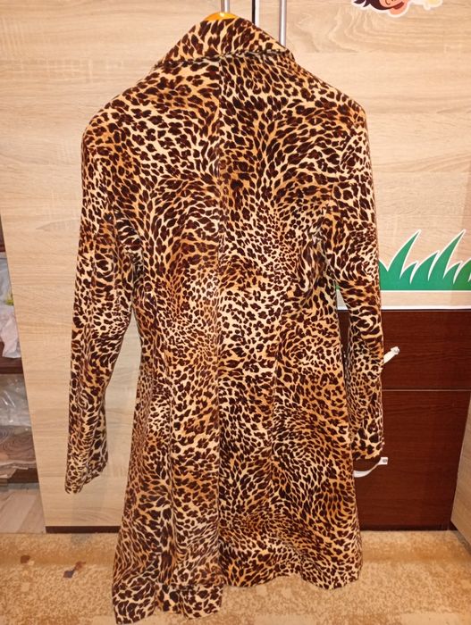 Продавам,дамско вталено  сако