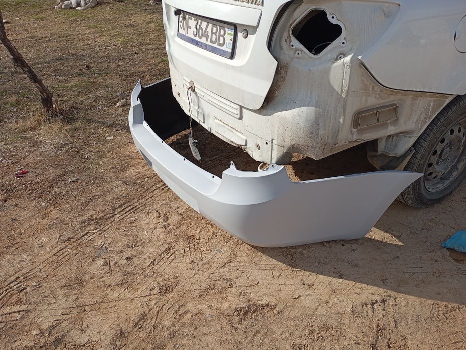 Lada Granta orqa banfer sedan kuzufga tushadi