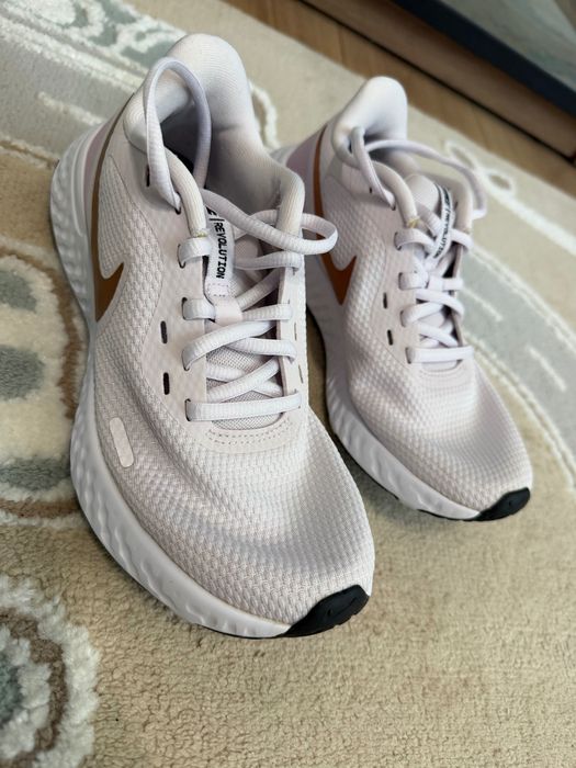 Дамски маратонки Nike Revolution 5