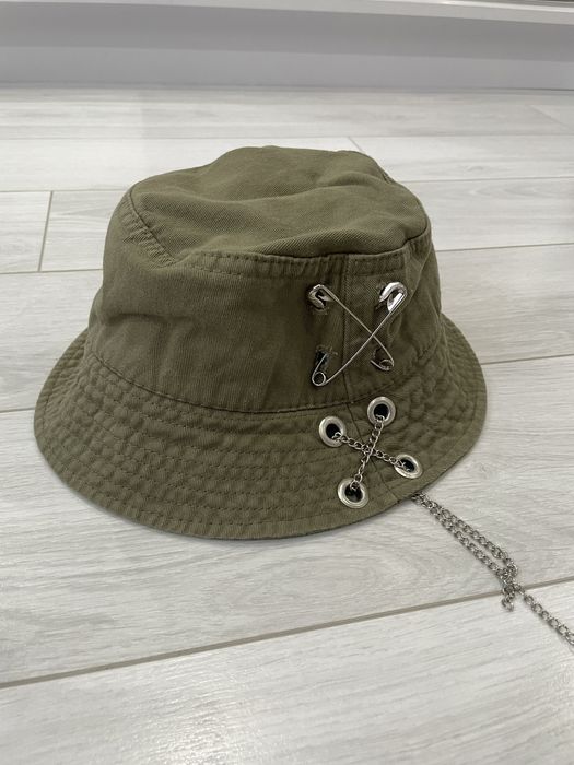 Шапка идиотка с верижки и секретни игли