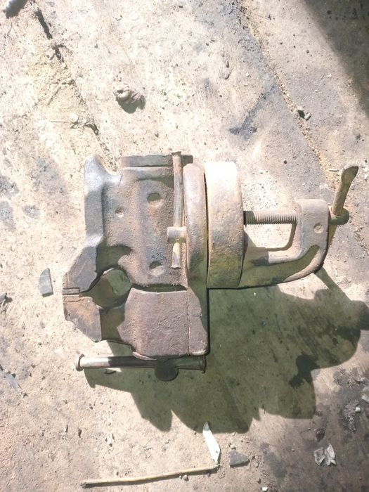 Тиски.  СССР            .