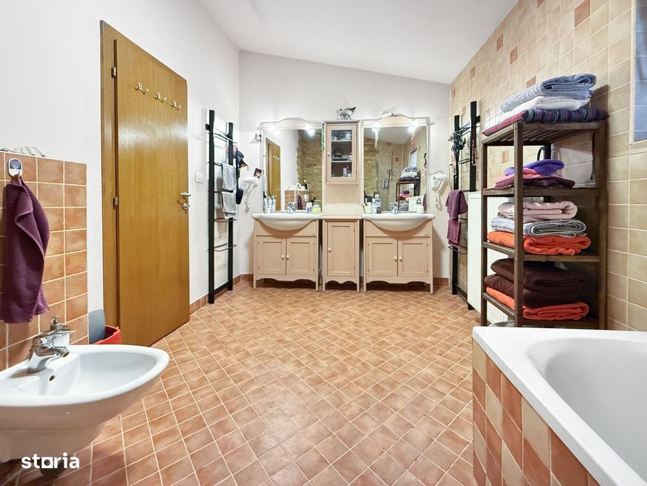 Două case separate , utilizare mixtă– rezidențial & comercial.