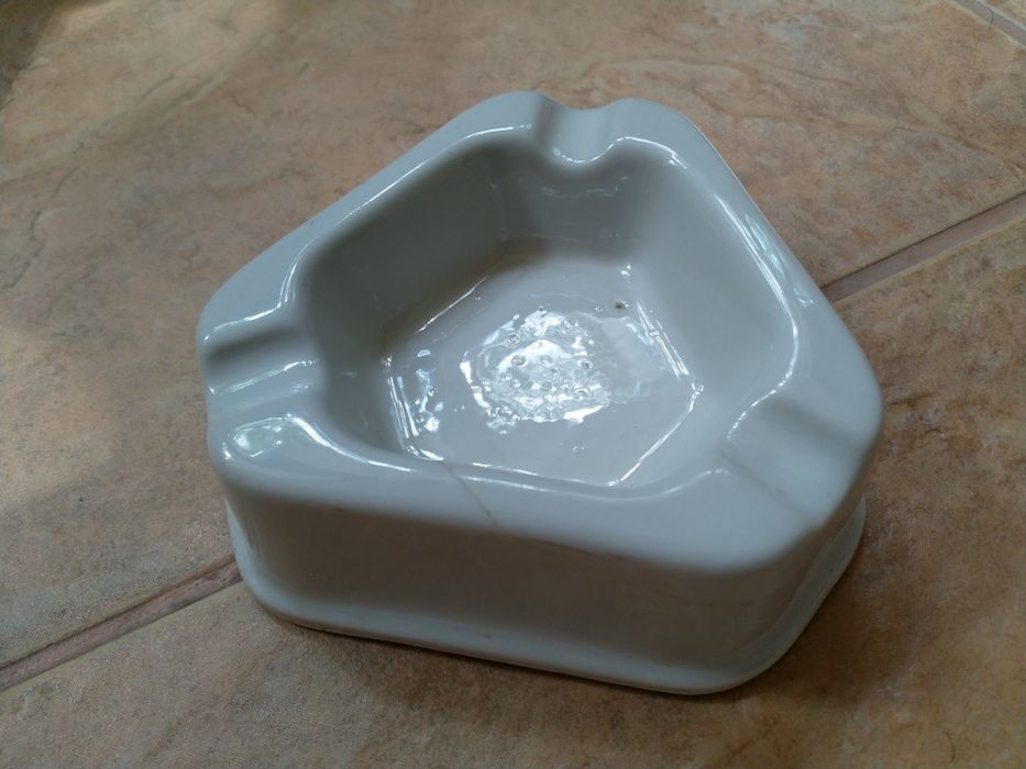 Пепелник, порцелан.