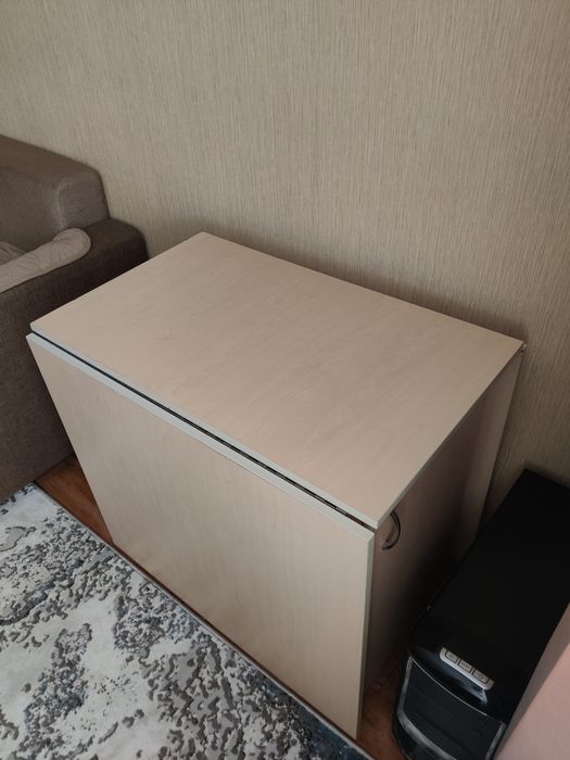 Стол книжка с полками внутри