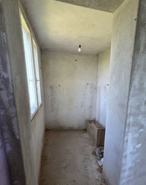 Масивна триетажна къща с.Горна Гращица