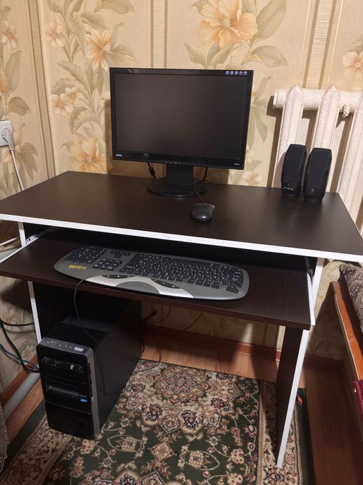 компьютер со столом и креслом