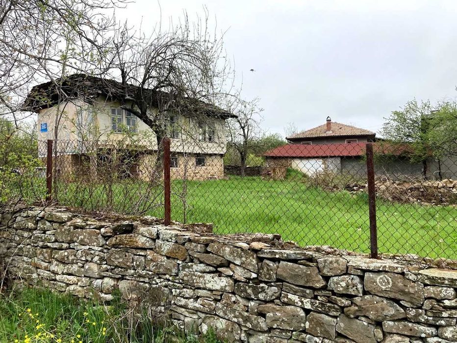 Продавам къща гредоред (80 кв.м) с плевня и 1 декар двор в с. Лесичарка