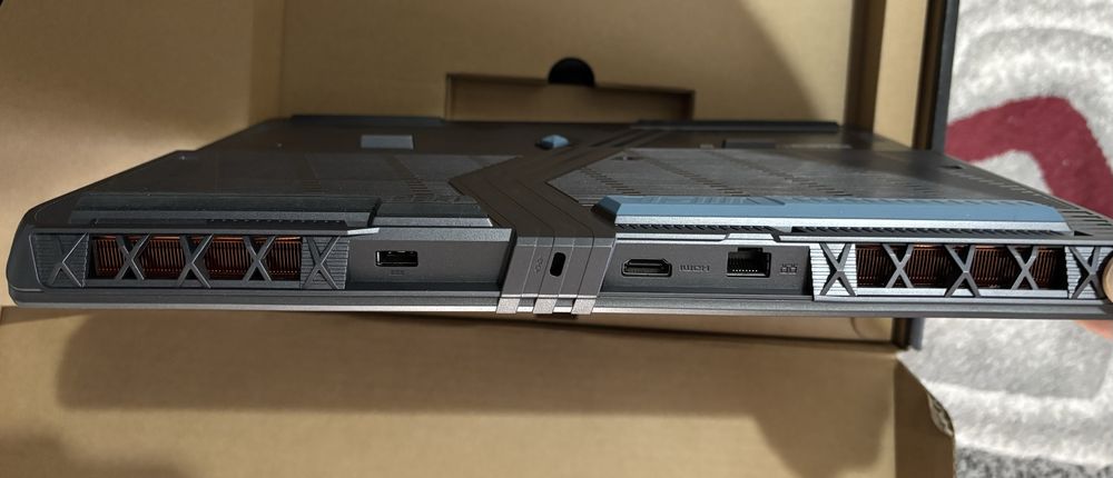 Laptop gaming MSI Vector 16 HX AI. A2XWIG 2.5k 240hz 500nits  RTX 5080