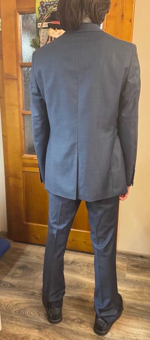 Продавам ползван абитуриентски костюм
