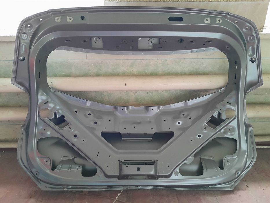 Трекер2, задняя дверь (багажник)