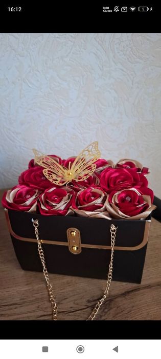 Уникален букет с бейби рози от сатенена панделка