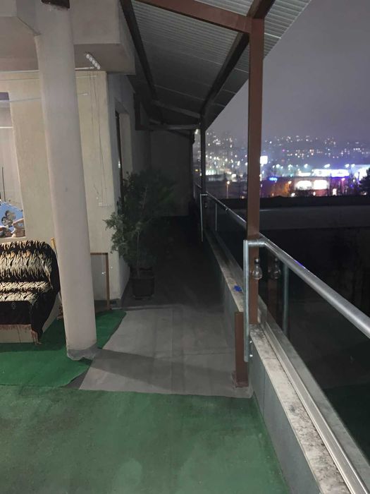 Продавам стъклен парапет със закалено стъкло и алуминиево захващане