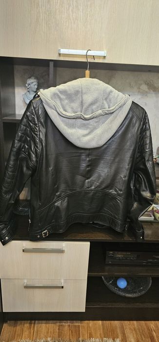 Кожанная куртка  52 размер.