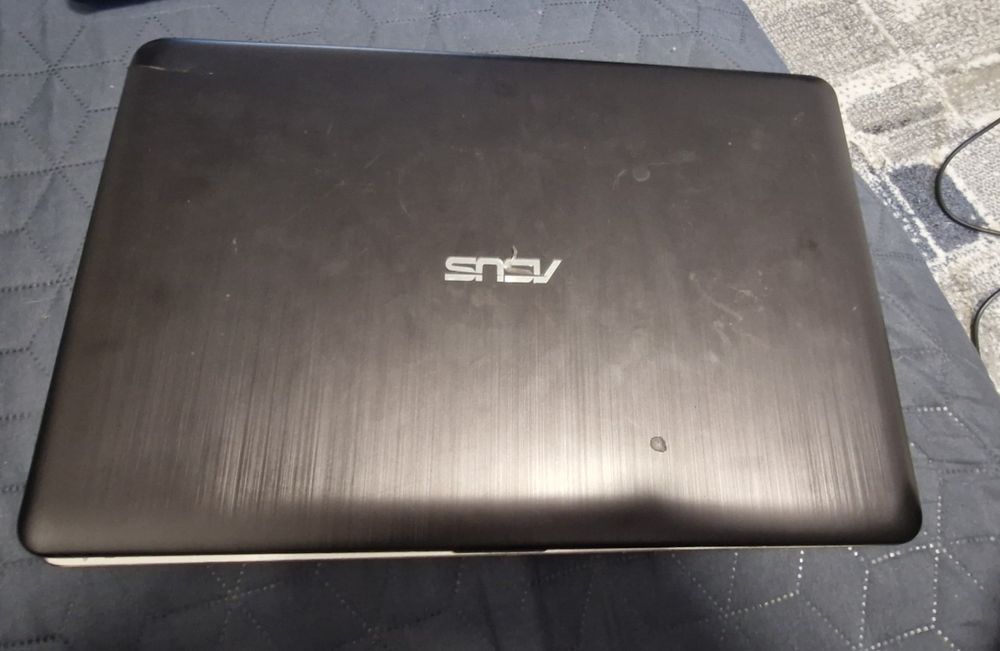 Laptop asus nefunctional pentru piese lipseste harddiskul pret negociabil