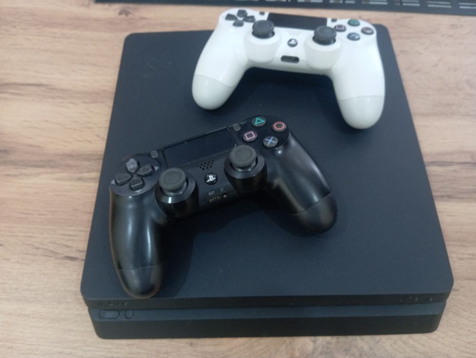 Продам PS 4 Slim Срочно