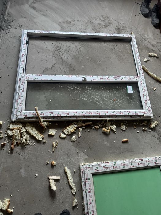 Пластиковое окно и дверь от балкона