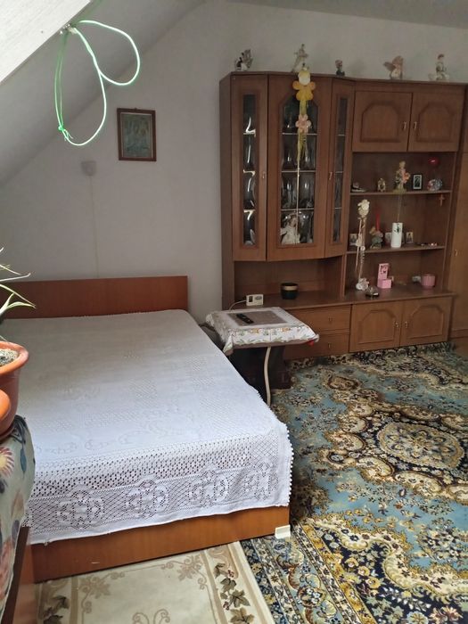 Închiriez camera la o femeie pe termen lung