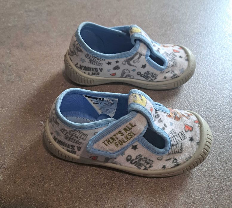 Продавам пантофи НОСЕНИ за момчета 22 размер и 24 размер.