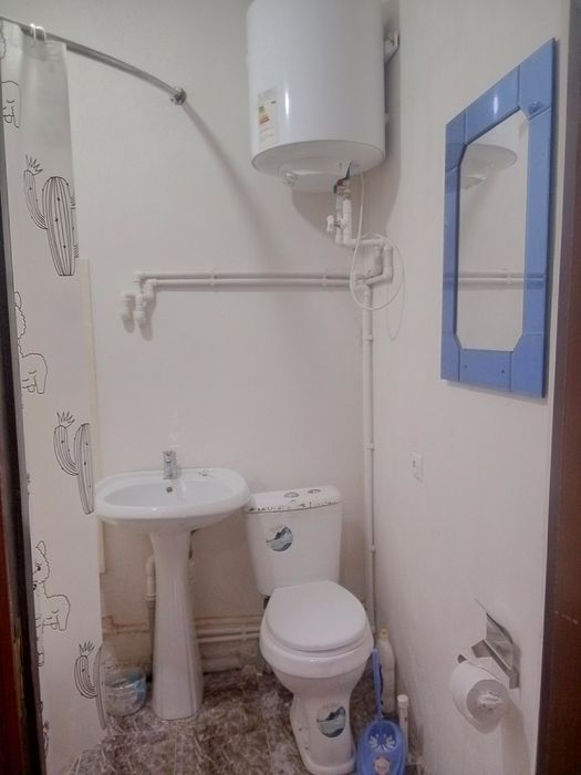 Когон шахар кальцони олдида 1 хоналик Уй янги домдан ижарага берилади.