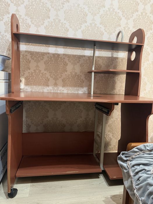 Продам компьютерный стол