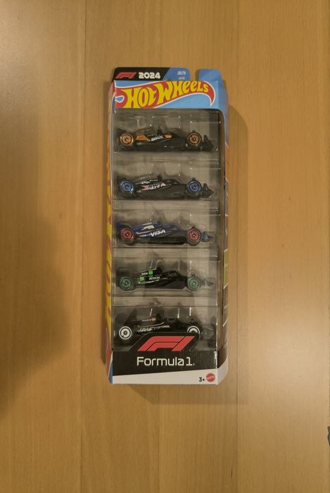 Vând set 5 Hot Wheels Formula 1 Race Team nou
