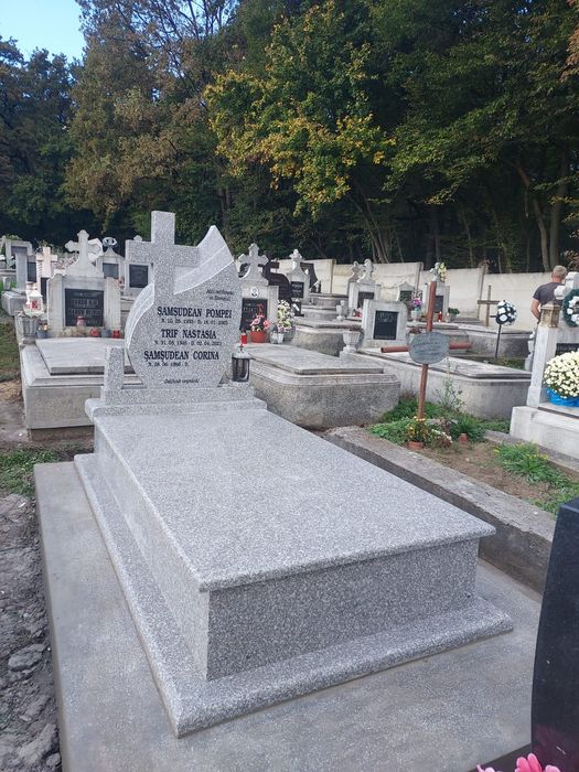 Monumente funerare