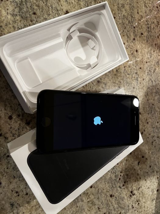 Продавам iPhone SE 64 GB, black 2022