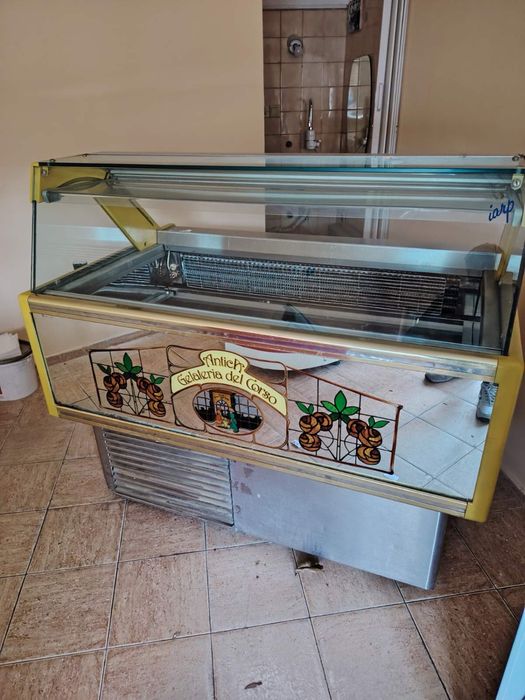 Хладилна витрина