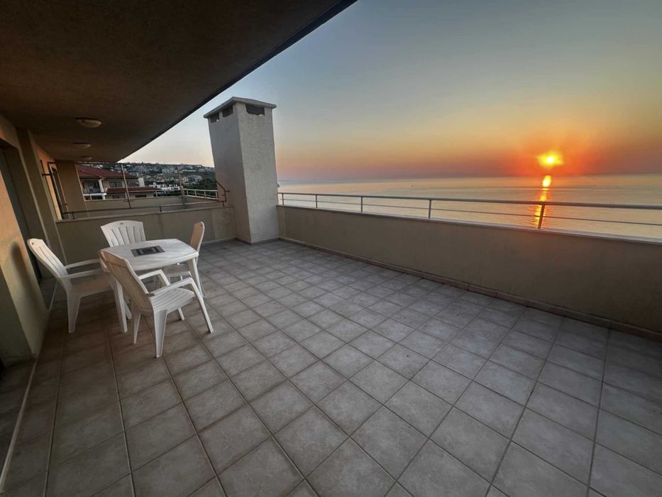 Продавам апартамент на първа линия на морето в гр. Бяла 186кв.м.