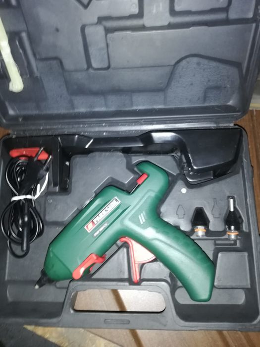 Presă colț Topex, set dibluire KWB, pistol lipit și freze lemn Yato