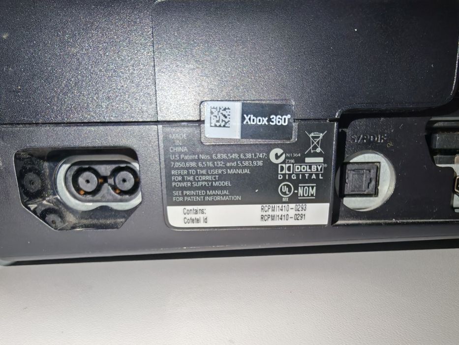 Xbox 360 la cutie 2 manete +kinect Microsoft