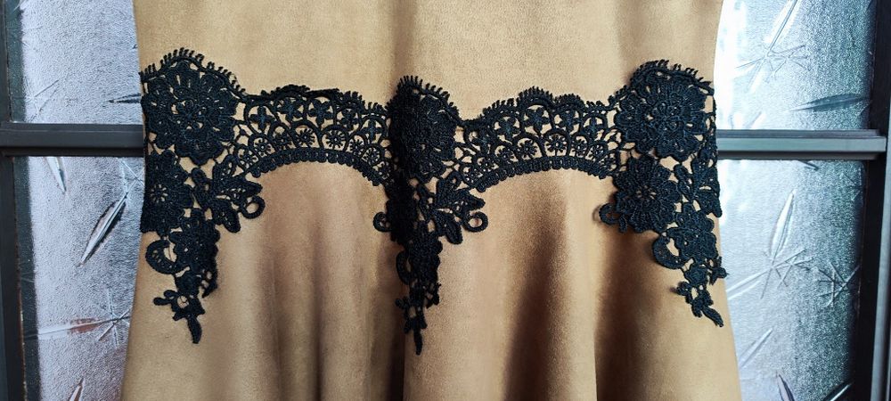 Кадифена рокля с бродерия