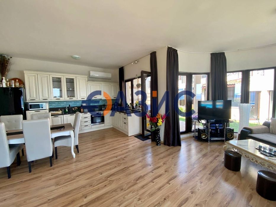 Двуетажна градска къща на първа линия море с невероятна гледка в