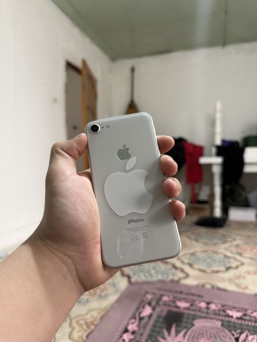 Продам iPhone 8