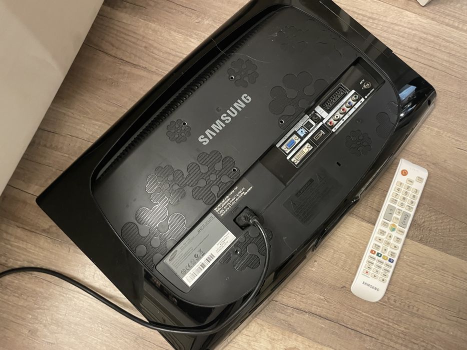 Monitor samsung   Cu stativ de 58 cm  in stare buna de functionare