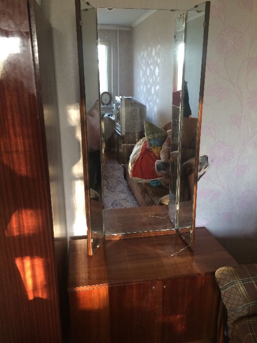 Продам Трюмо (туалетный столик) с зеркалом