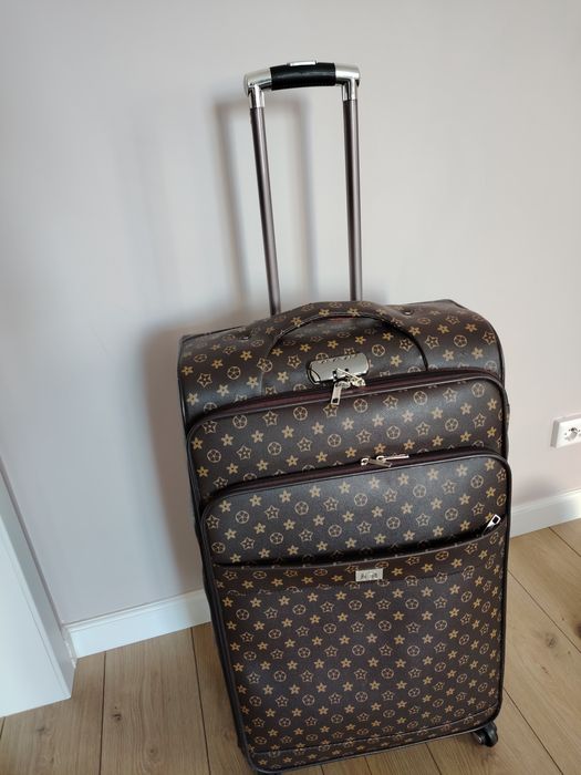 Продам чемодан новый