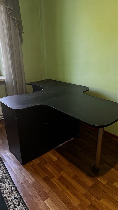 Офисный шкаф и стол