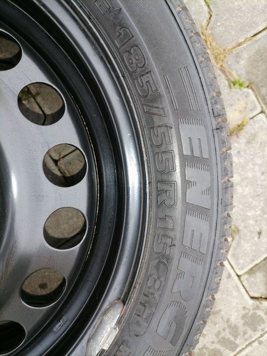 Vând anvelopa cu tot cu janta.