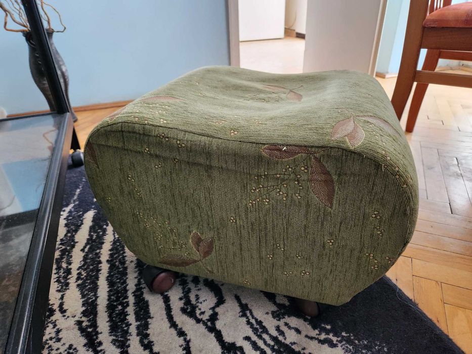 Дивани, табуретка и масичка за хол