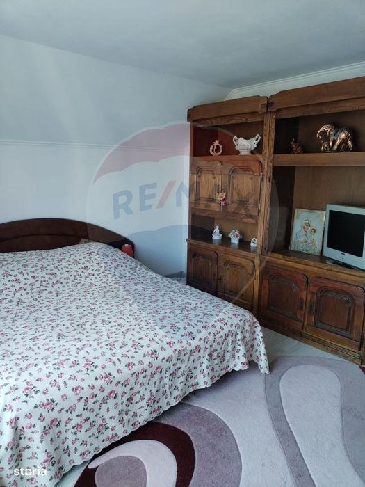 Casă individuală, teren 3275 mp, 6 camere, livadǎ cu pomi fructiferi